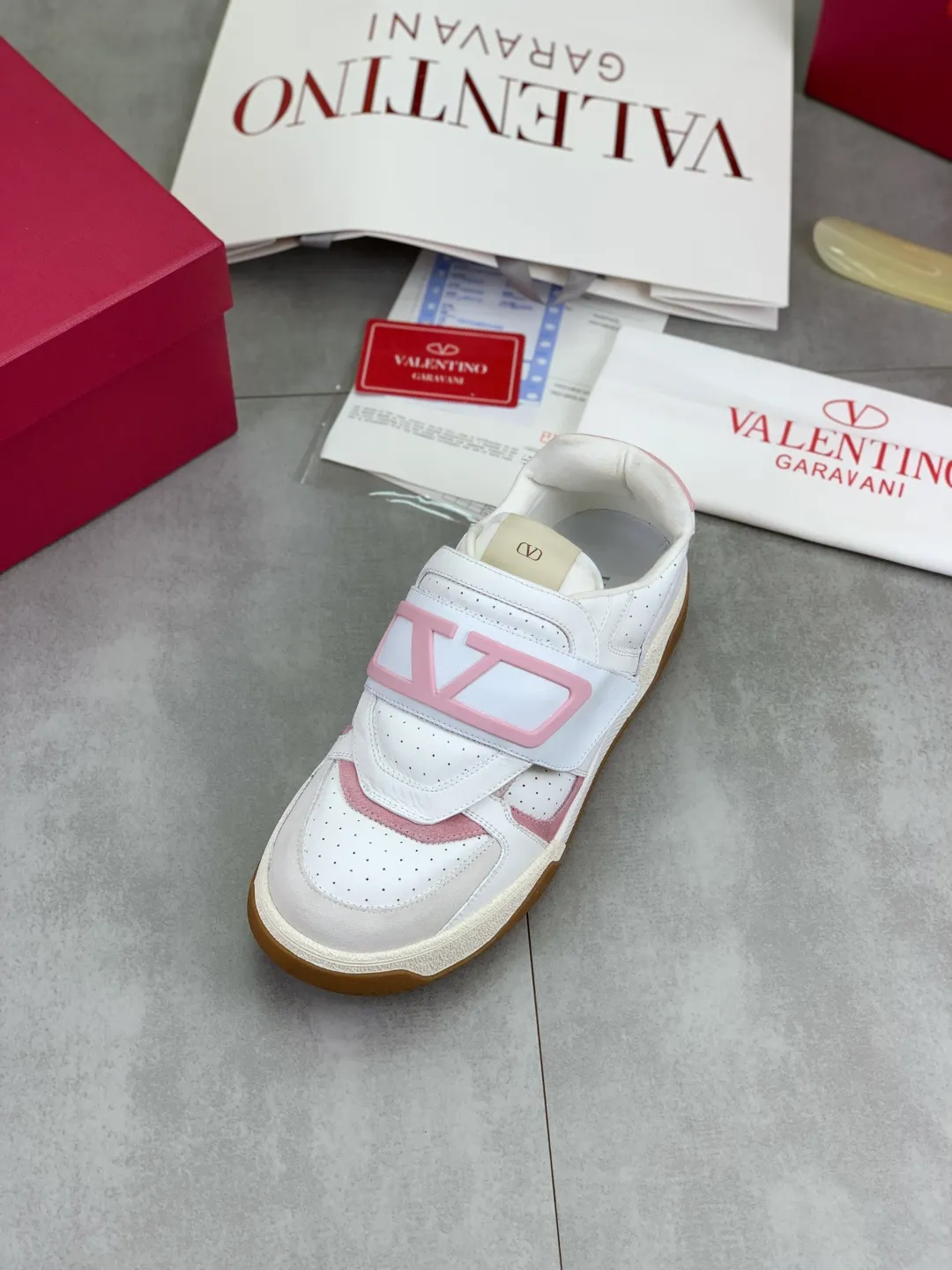 Men's men's shoes 💰P680 New Valentino 𝑶𝒏𝒆𝑺𝒕𝒖𝒅 Couple's sports shoes series Valentino 2025 new couple's sports shoes are on sale. The original ZP purchase and dismantling. Repeated pattern making and modification. 1:1 restoration! Top luxury masterpiece Velcro design Soft and comfortable imported calfskin brings excellent elegant texture and excellent on-foot comfort Top purchasing version upper: imported calfskin surface/original oil edge craftsmanship Lining: water-dyed sheepskin lining Outsole: original development 𝐓𝐏𝐔 two-color combination outsole Packaging: original configuration complete package Code number: 35-46